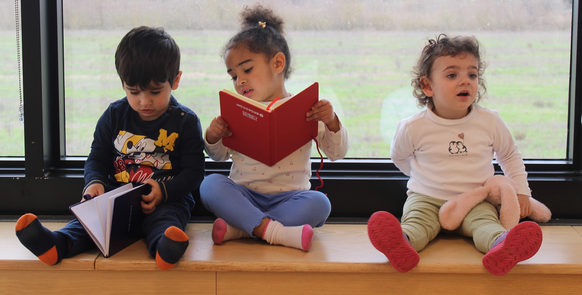 Bambini seduti con libri